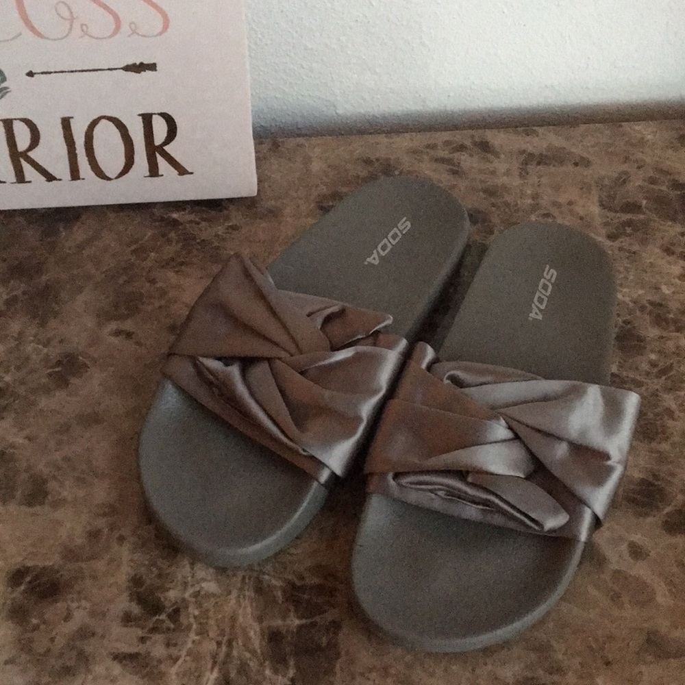 Gray Slides by Soda Size 10